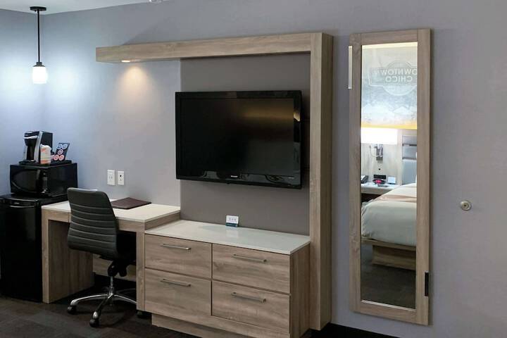1 Queen Bed (10 of 12)