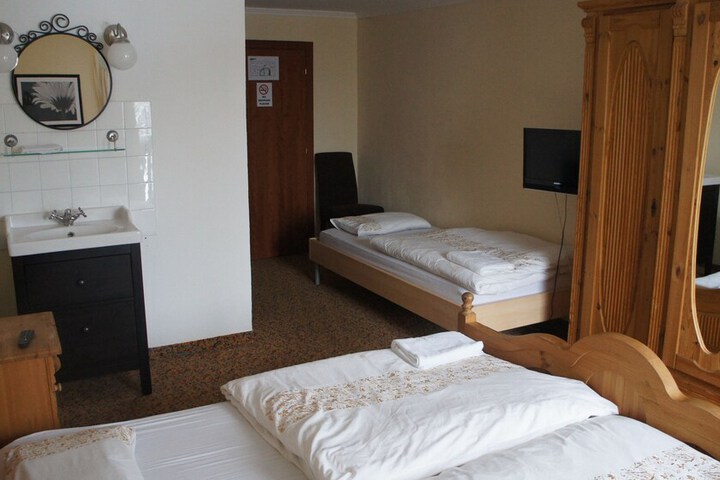 Room 8 of 77