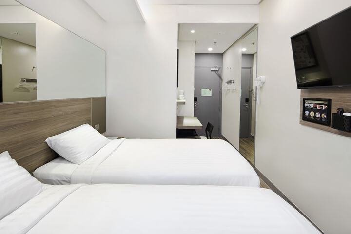 Room 8 of 32