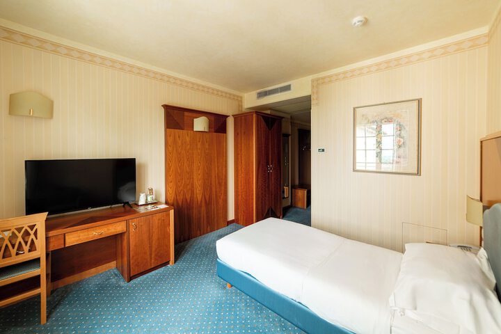 Room 13 of 80