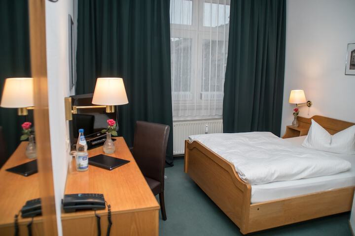 Room 7 of 33