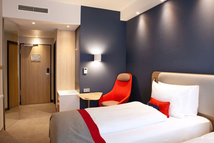 Room 25 of 73
