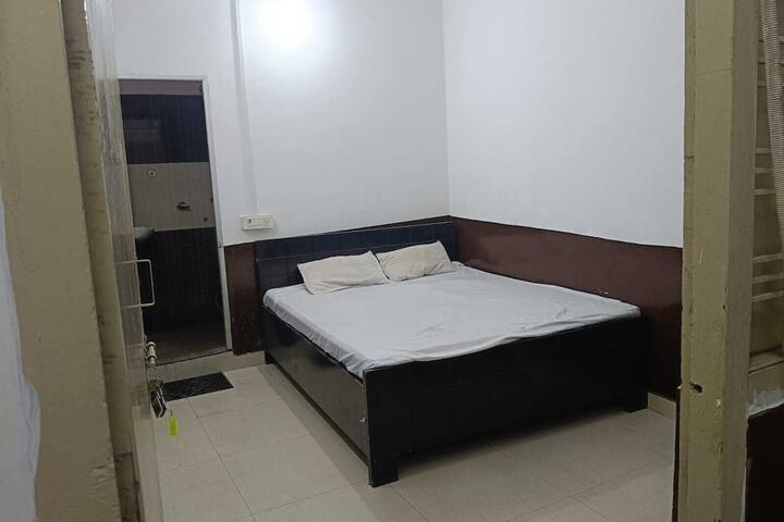 Room 7 of 12
