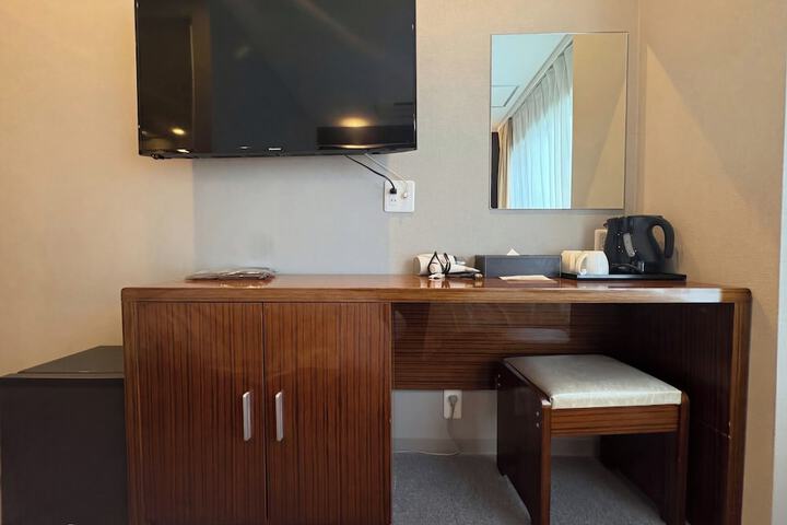 Room 22 of 97