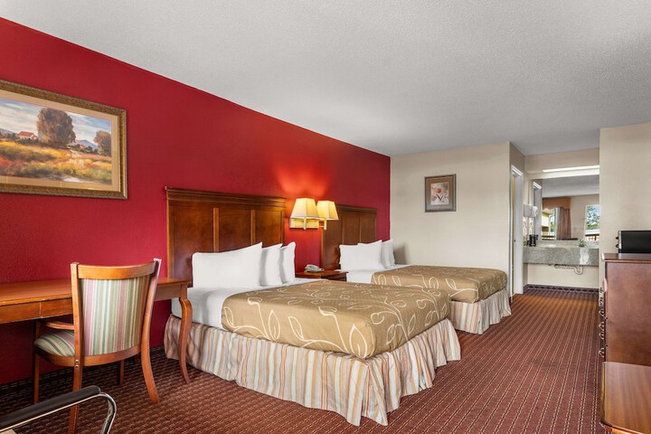 2 Queen Beds (1 of 6)
