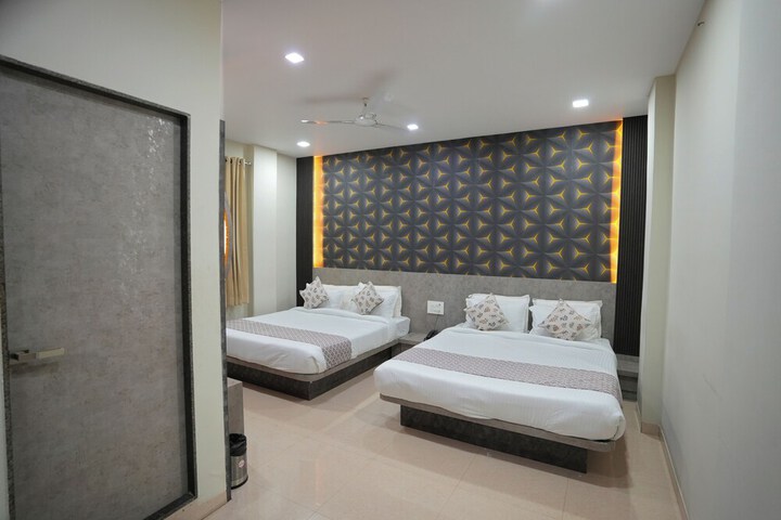 Room 9 of 12