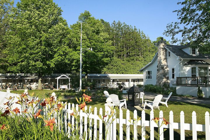 Exterior of Peninsula Park-View Resort