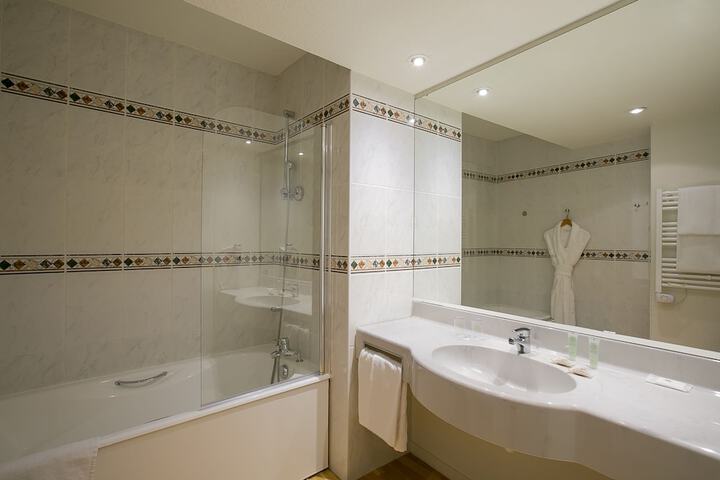 Room 8 of 28