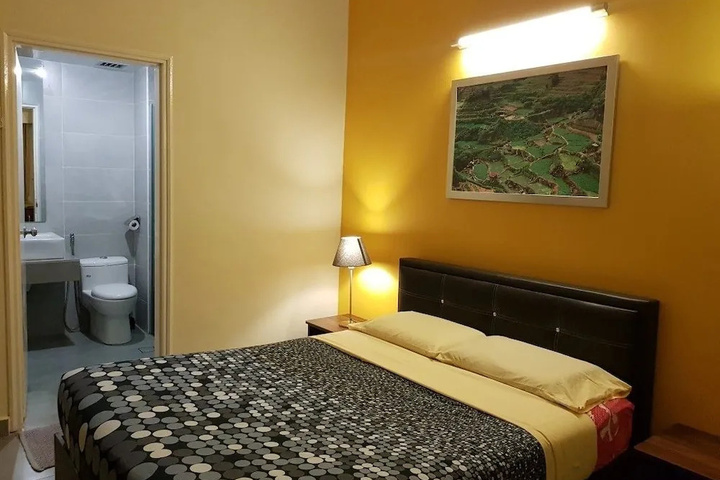 Room 4 of 12