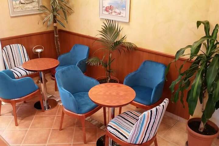 Lounge 43 of 62