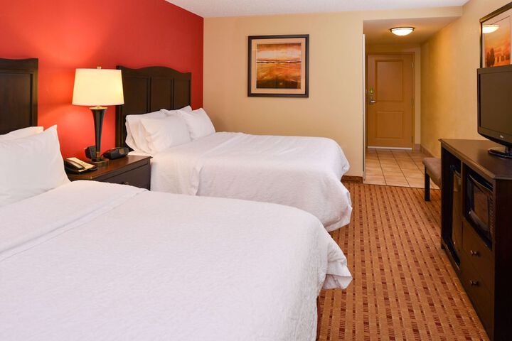 2 Queen Beds (5 of 6)