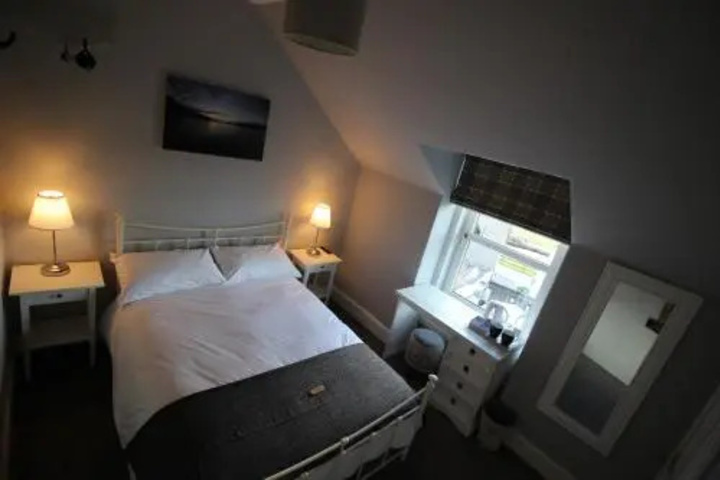 Room 4 of 12