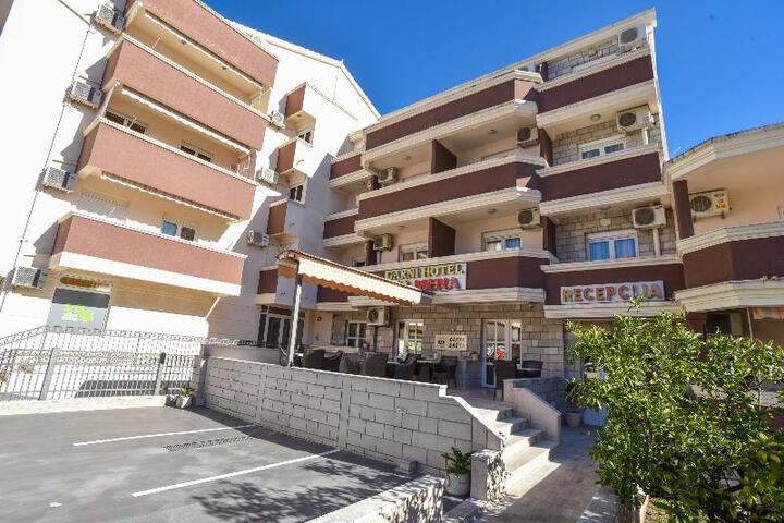 HOTEL MENA
