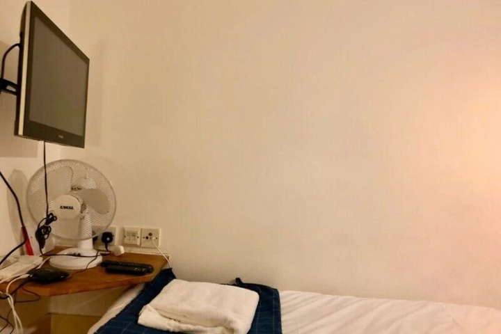Room 8 of 10