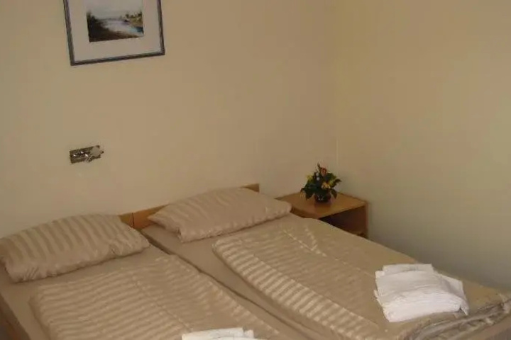 Room 6 of 14