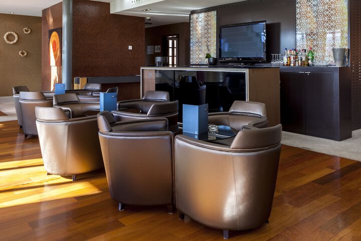 Lounge 42 of 48