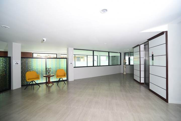 Ballroom/Hall 37 of 43