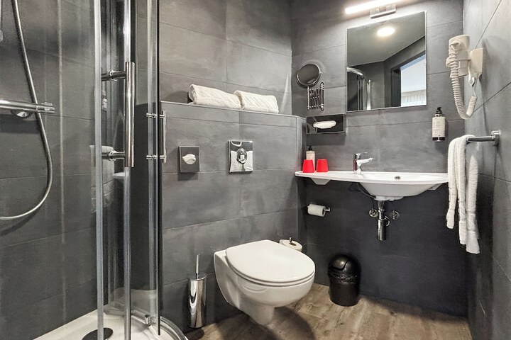 Room 12 of 18