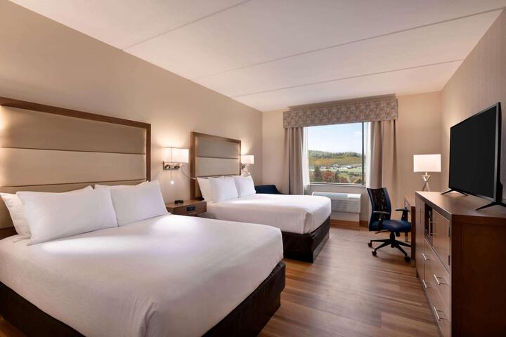 2 Queen Beds (3 of 8)