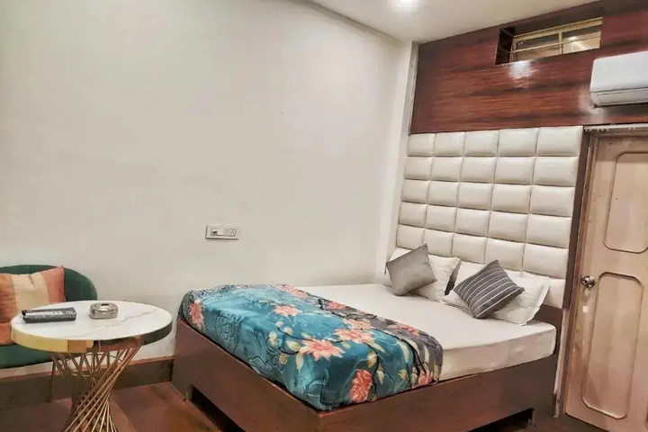 Room 2 of 10