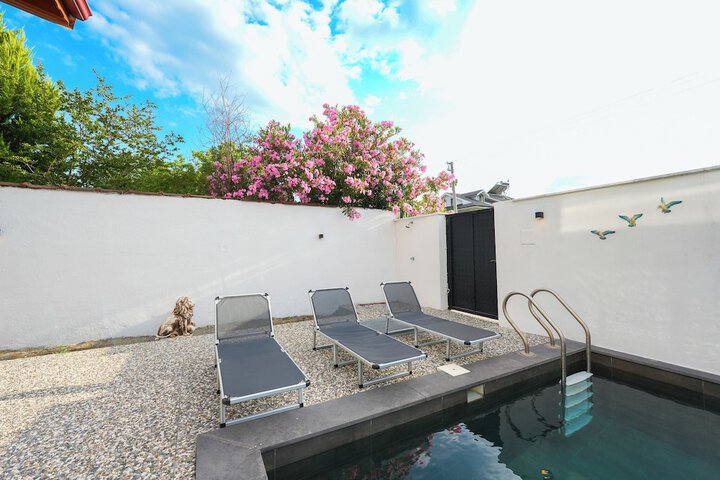 Pool 13 of 35