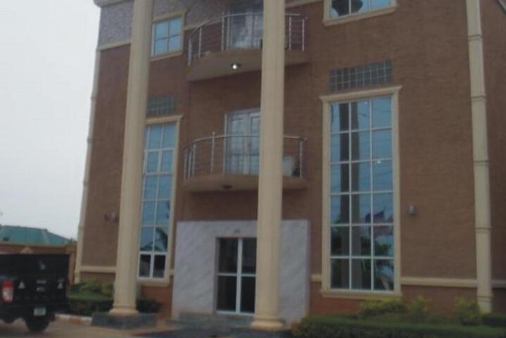 SHERIFFYT ROYAL HOTEL AND SUITES