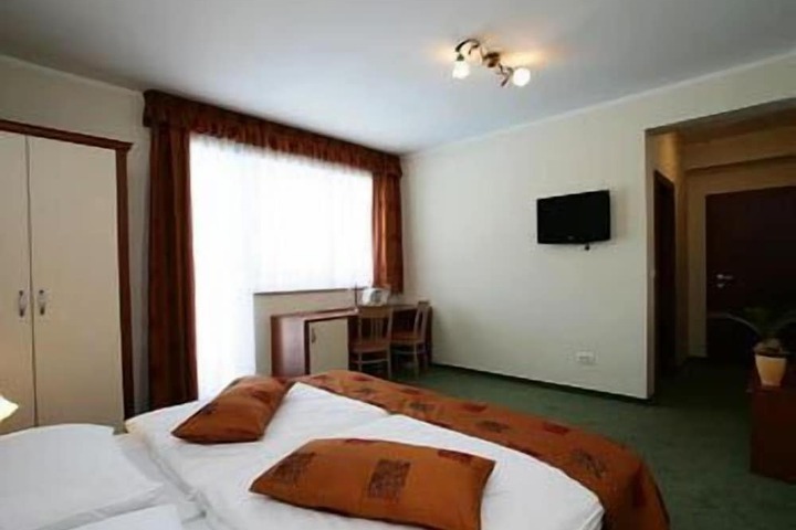 Room 4 of 19