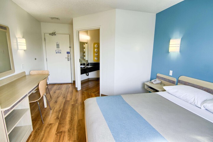 1 Queen Bed Refrigerator (8 of 13)