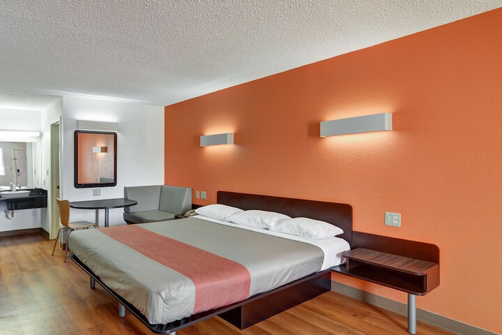 1 King Bed (8 of 8)