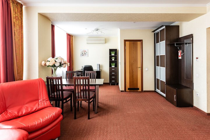 Room 32 of 102