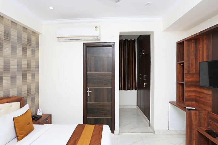 Room 7 of 12