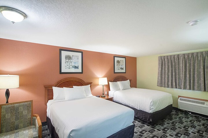 1 Queen Bed (1 of 18)