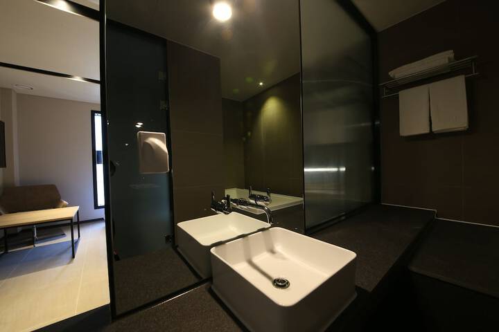 Room 32 of 41