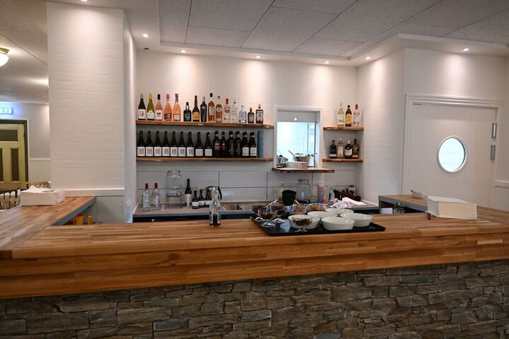 Lounge 26 of 42