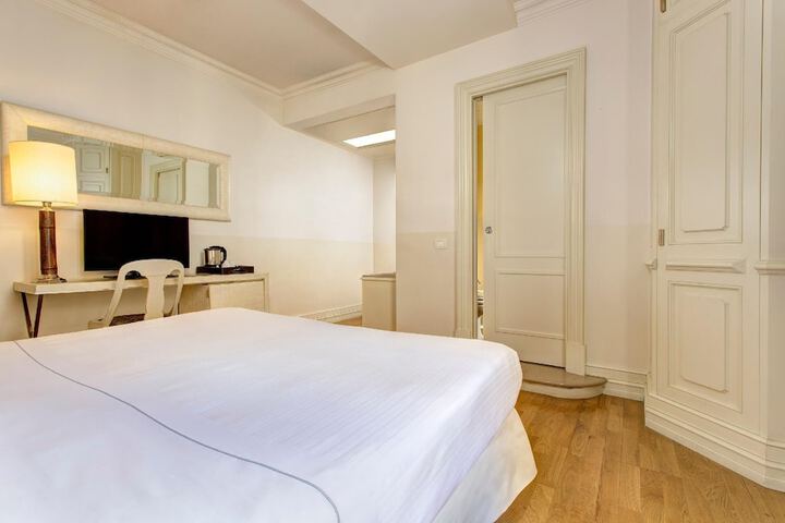 Room 46 of 122