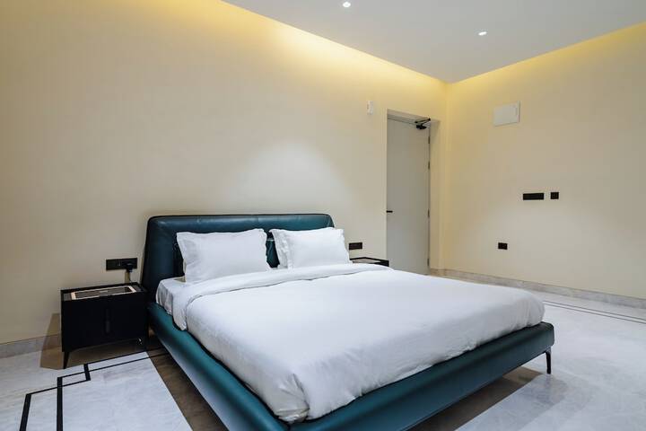 Room 4 of 9