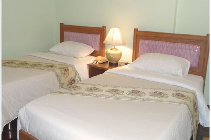 Room 6 of 18