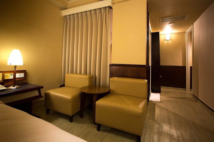 Room 9 of 32