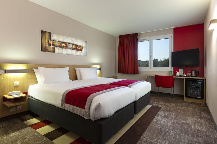 Room 8 of 33