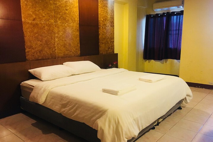 Room 11 of 34