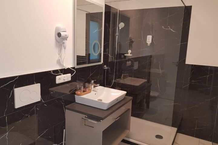 Room 7 of 11