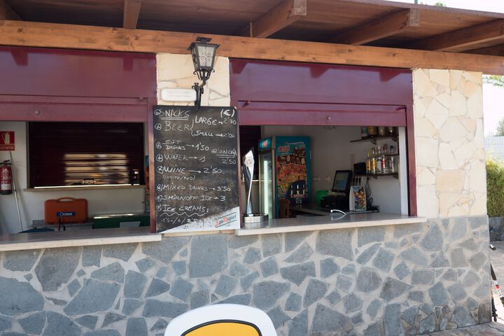 Swim-up bar