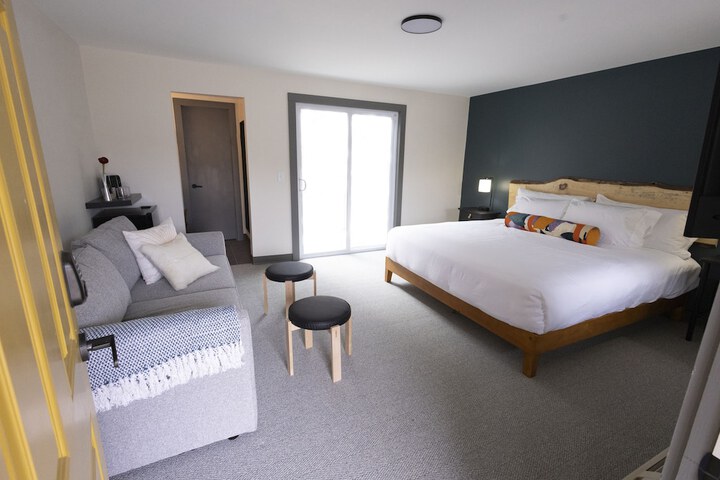 Standard Studio 1 King Bed Courtyard View (23 of 26)