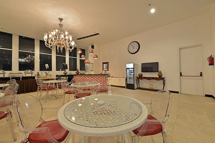 Lounge 22 of 30