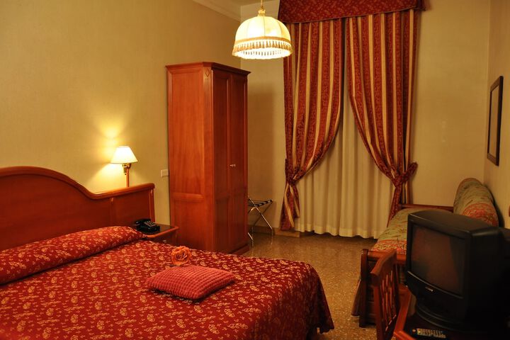 Room 9 of 24