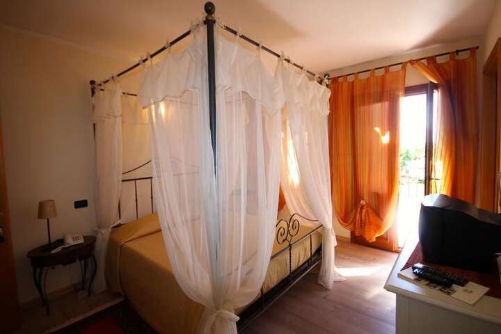Room 9 of 52
