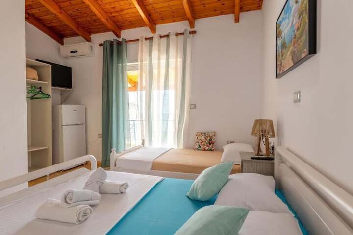 Room 4 of 83