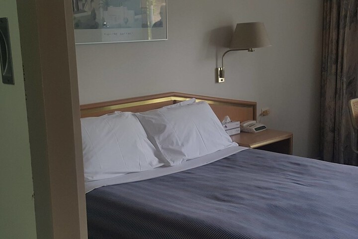 Room 3 of 48