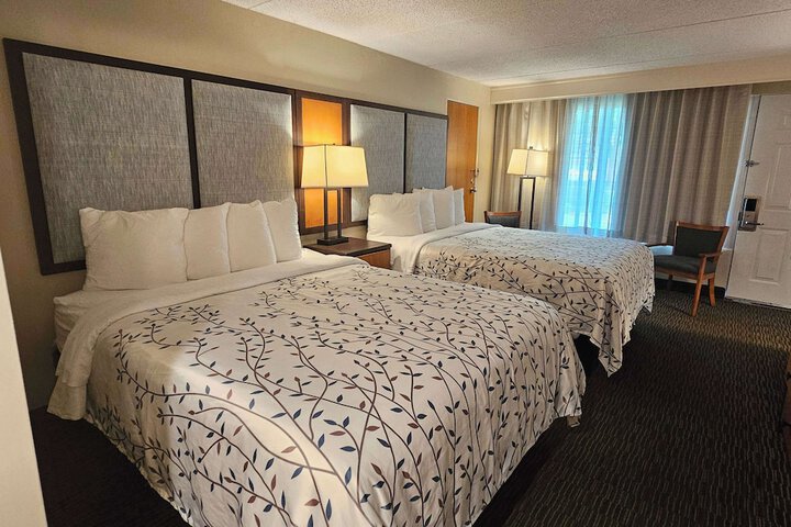 2 Queen Beds (3 of 5)