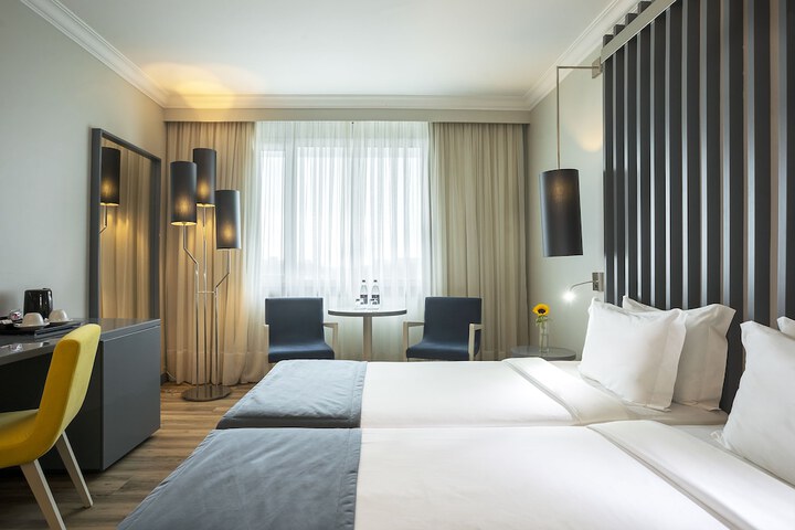 Room 12 of 62